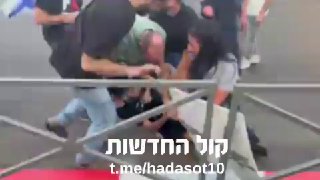 קבלו. ״מפגינים״ עטופים בדגלי ישראל לפתע מחליפים לכובע משטרה...