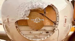 מטוס איירבוס שטס מעל אוסטריה נכנס לתוך סופת ברד חזקה, ...