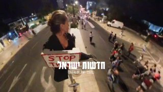 ירושלים: מפגינה על תמרור עם שלט 