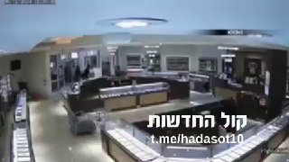 בקליפורניה: 20 חשודים שודדים חנות תכשיטים....