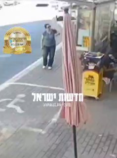 ונדליזם מזעזע ברמת גן: אשה קשקשה על דוכן תפילין של חב