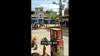 תיעוד כואב מעזה: החטוף מתן צנגאוקר מובל על אופנוע בין שני...