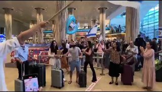 ברוכה הבאה: הבוקר המתינו צעירים רבים בכניסה לנתב''ג וקיבלו את...