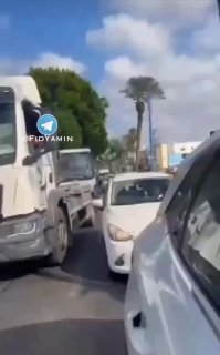 בכניסה לשדרות חלוקת מתוקים לכבוד חיסולו של הנייה הנאצי....