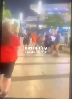 אירוע חריג בפתח תקווה הערב מפגינה הורידה כיסוי ראש לאישה דתיה...