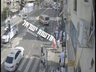 תיעוד מהזירה בדרום תל אביב: גברים לבושים בשחור עם קסדות רצים...