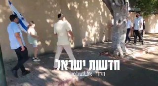 המפגינים מלווים את אדלשטיין לבית הכנסת...