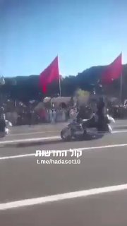 אדם זורק בקבוק תבערה על הכביש בזמן ששיירת המכוניות של מלך...