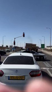 שיירה אמריקאית עם אלמנטים של סוללת הגנה אווירית THAAD נעה...