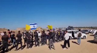 ‏פעילי שמאל מפגינים סמוך לכנס 'נערכים להתיישבות בעזה': 