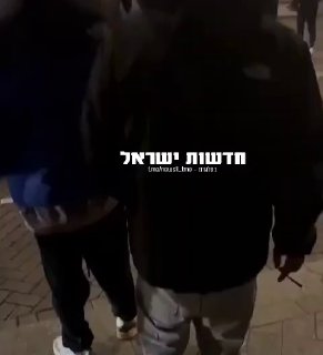 אוהדי מכבי תל אביב מורידים דגל פלסטין מבניין באמסטרדם....