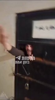 המורדים החלו לשחרר אסירים מהכלא באזור אל-בלונה בחומס
...