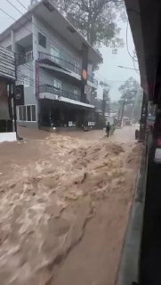 גשם זלעפות שוטפים את קו טאו, דרום תאילנד...