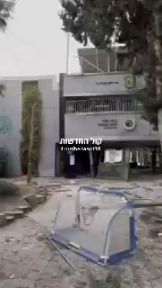 בית הספר היסודי ברמת אפעל הבוקר, אחרי פגיעת שברי היירוט....