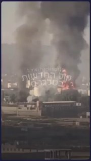 תמרות עשן עולות מתחנת הכוח חזיז בצנעא כתוצאה מתקיפות ישראלית...