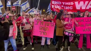 ח״כ מטעם מפלגת העבודה נעמה לזימי בראש הצעדה בקפלן...