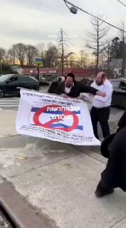 ניו יורק: קטטה בין חסיד לבין נטורי קרתא שהחזיקו שלט נגד ישראל.
...