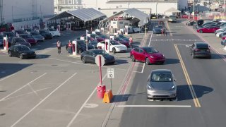 רכבי טסלה נוסעים מהמפעל לרציפי הטעינה שלהן ללא באמצעות...