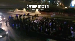 עינב צנגאוקר מתעמתת עם המשטרה בזמן החסימה באיילון...