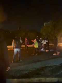 תומכי חיזבאללה מרביצים למי שהיה בתוך רכב יונפיל שנשרף....