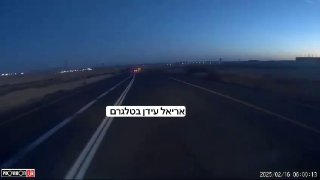 תיעוד דרמטי מהתאונה הבוקר בכביש 40 סמוך למצפה רמון. גבר כבן 75...