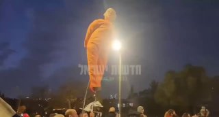 ‏הם מפגינים ״למען שחרור החטופים״ בירושלים אבל תולים את בובת...