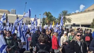 בזמן הטקס המחריד של חמאס - בכיכר החטופים עומד קהל גדול, בפנים...