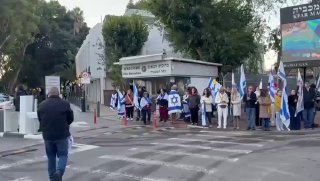 מסע הלוויה של משפחת ביבס ייצא בעוד זמן קצר מכפר המכביה (צילום:...