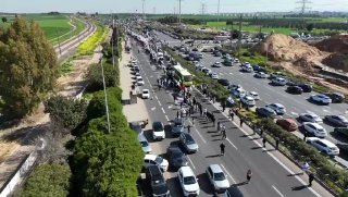 מסע ההלוויה של משפחת ביבס עובר בין אלפי אזרחים בצומת גן יבנה. 
...