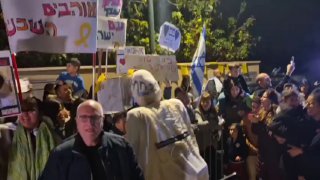 עשרות מתושבי הרצליה עורכים קבלת פנים לשורד השבי עומר שם טוב...