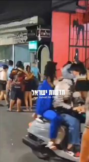 רגעים ראשונים של הקטטה של הישראלים עם הליידי בויז בתאילנד...