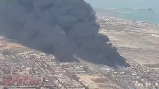 צילום רחפן של השרפה בנמל בנדר עבאס באיראן, שגם שמונה שעות לאחר...