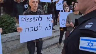במהלך מחאה בלתי חוקית ברחוב בן גוריון בחיפה, עצרו שוטרי מחוז...
