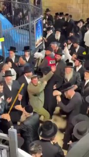 ל״ג בעומר שמח: לוחם גיבור שיצא מלבנון רוקד בהילולת הרשב״י....