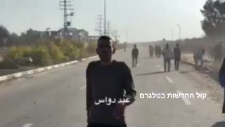 עזתי מלוכלך שקרן מספר למצלמה: 
...