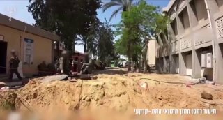 תיעוד מהמנהרה מתחת לבית החולים האירופאי בחאן יונס
...