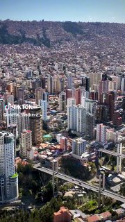 Above La Paz in Bolivia 🏙️🏔️🇧🇴...